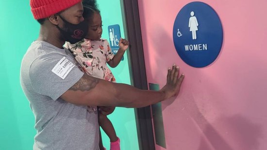 padre a punto de entrar con su hija al baño de mujeres