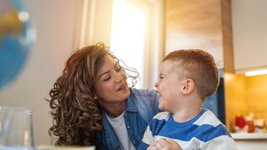 niño hablando con su madre
