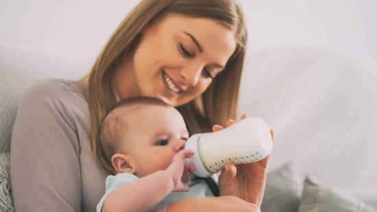 Leche de fórmula: ¿qué pasa si le doy de más a mi bebé?