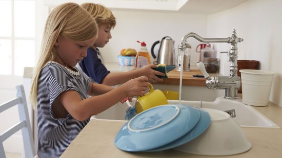 Si tus hijos ayudan en las tareas domésticas, tendrán más éxito en la vida