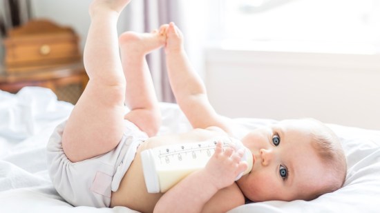 Bebé con biberón (Foto: iStock)