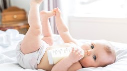 Bebé con biberón (Foto: iStock)