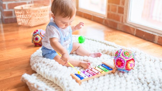Bebé tocando música (Foto: iStock)