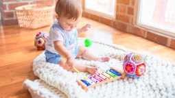 Bebé tocando música (Foto: iStock)