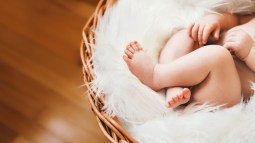 Bebé en moisés (Foto: iStock)