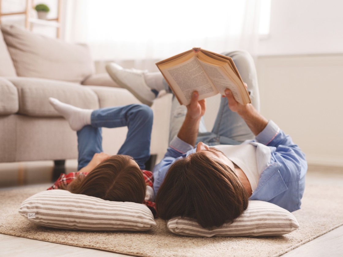 Madre e hija leyendo (Foto: iStock)