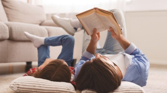 Madre e hija leyendo (Foto: iStock)