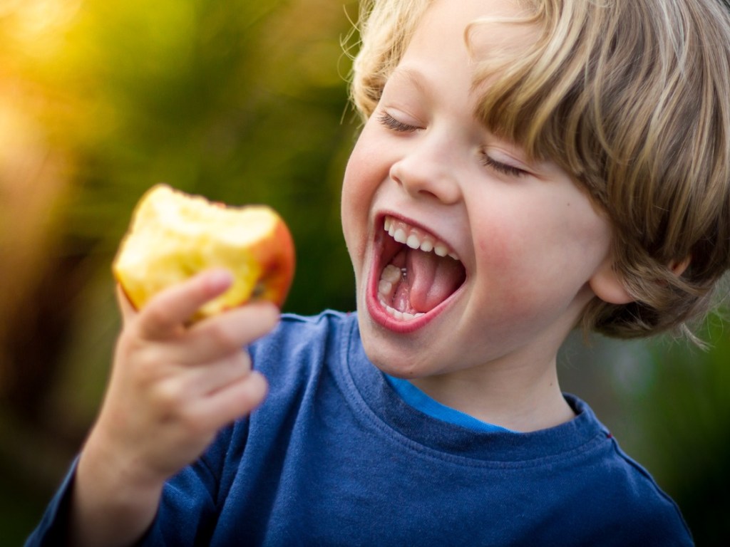 Niño comiendo manzana (Foto: iStock)