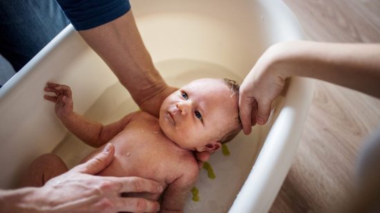 Cómo bañar al bebé recién nacido sin temor a hacerle daño