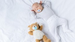 Cómo y cada cuánto tiempo hay que girar a un bebé mientras duerme
