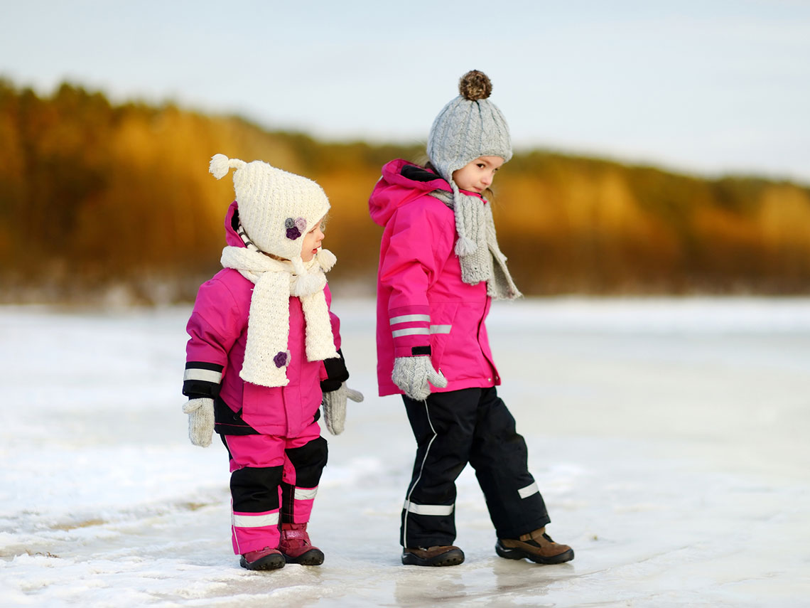 niños caminando por el hielo