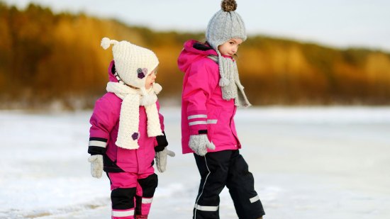 niños caminando por el hielo