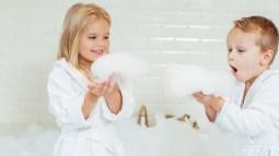 Toalla, capa o albornoz, ¿qué es mejor para bañar a los niños?