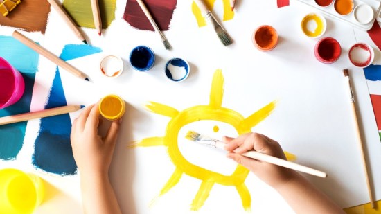 Niña pintando (Foto: iStock)