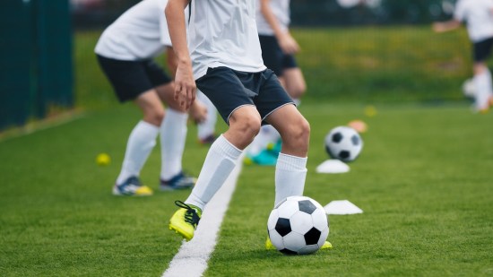 Fútbol o fútbol sala, ¿qué disciplina es mejor para que empiecen a jugar los niños?