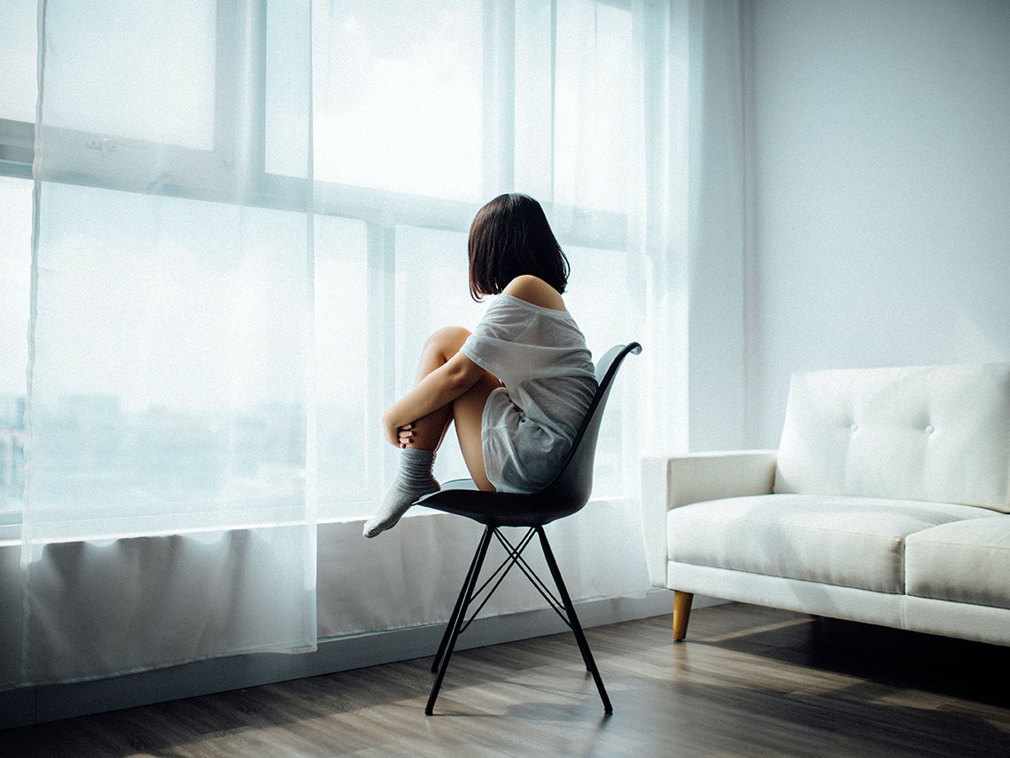 mujer con ansiedad en casa