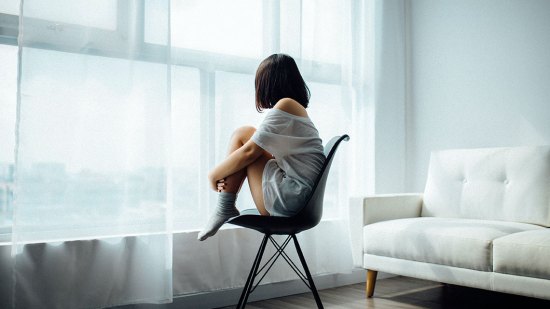 mujer con ansiedad en casa