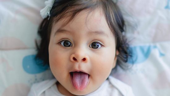 'Lengua COVID' y otros síntomas nuevos de la enfermedad: ¿cómo afecta a los niños?