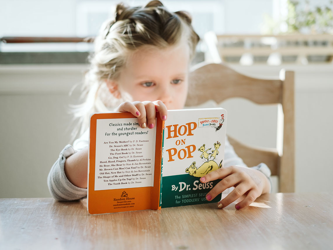 niña leyendo un libro en inglés
