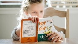 niña estudiando inglés con un libro