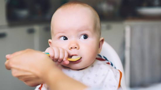 Bebé comiendo puré (Foto: iStock)