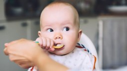 Bebé comiendo puré (Foto: iStock)
