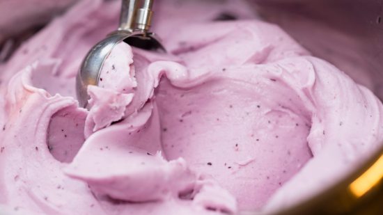 Helado casero con huevo crudo