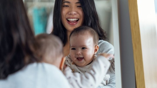 Bebé y mamá frente al espejo (Foto: iStock)