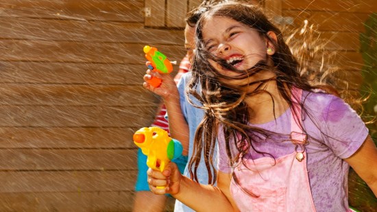 Los peligros y riesgos de los juguetes bélicos para los niños