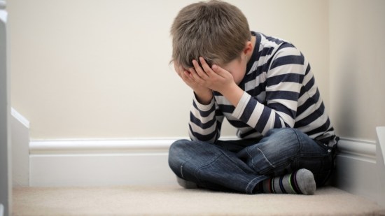 Niño castigado (Foto: iStock)