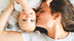 Bebé con mamá (Foto: iStock)