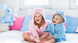 Secando al niño después del baño