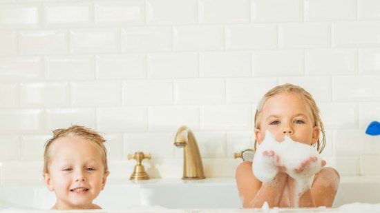 Cómo bañar a un niño pequeño y a un bebé al mismo tiempo