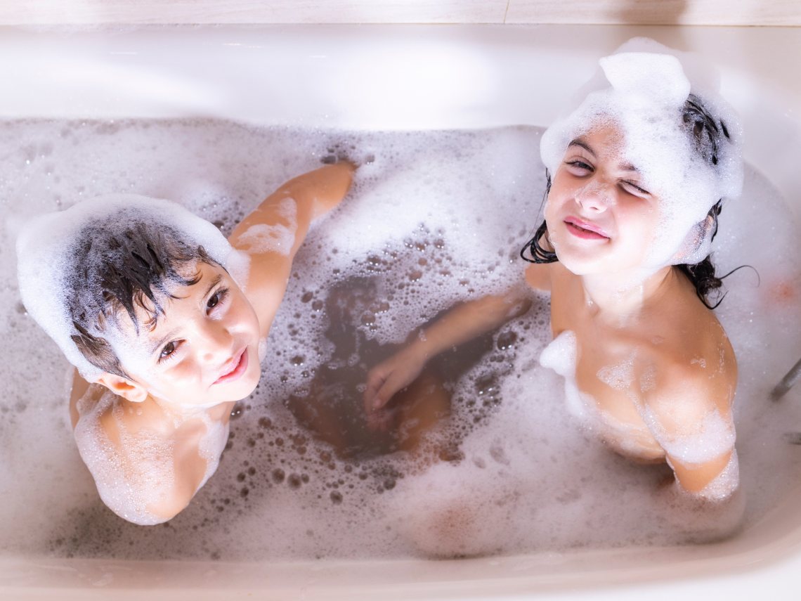 Cómo facilitar el baño de los niños pequeños