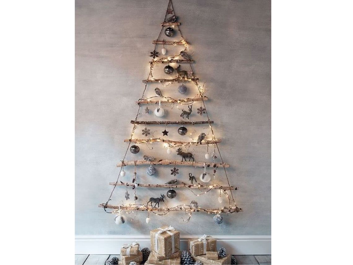 Árbol de Navidad hecho con palos del campo