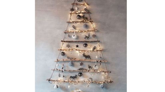 Árbol de Navidad hecho con palos del campo