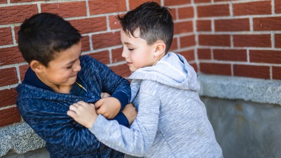 Mi hijo pega a sus compañeros en el cole, ¿qué puedo hacer?