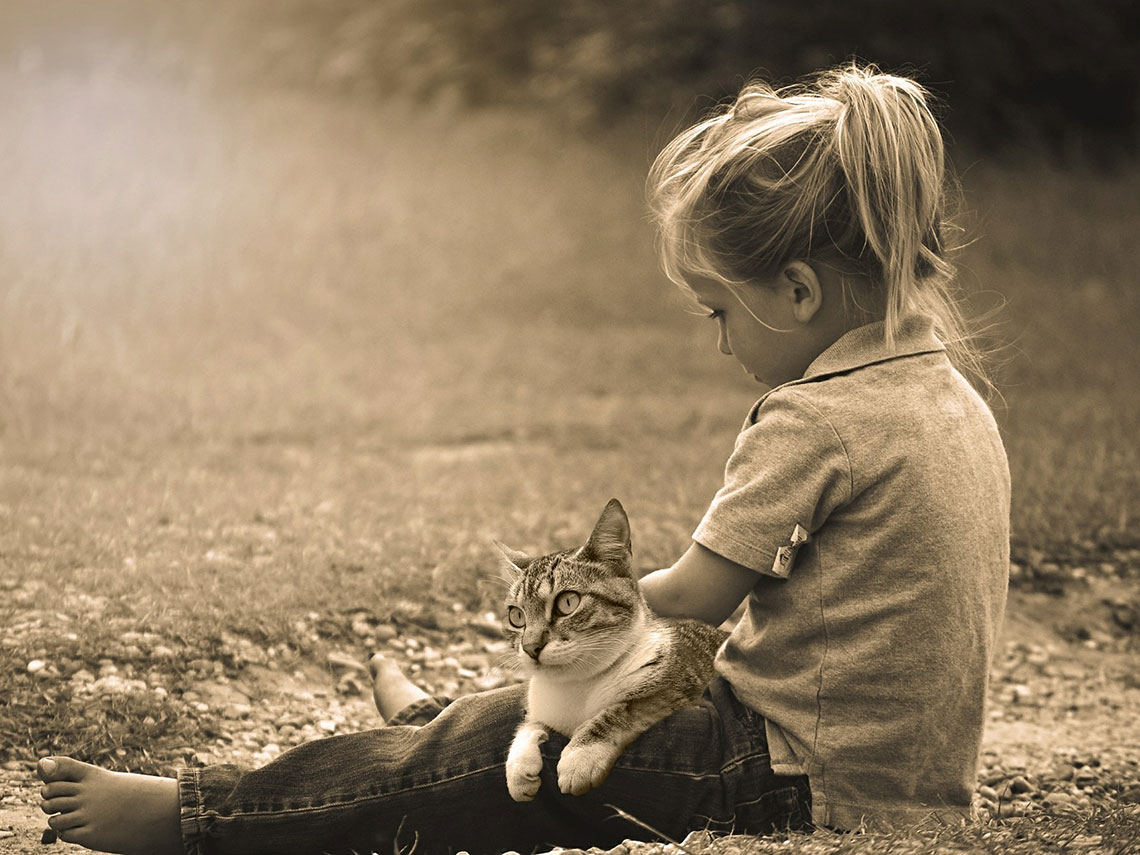 niña triste con fondo marrón