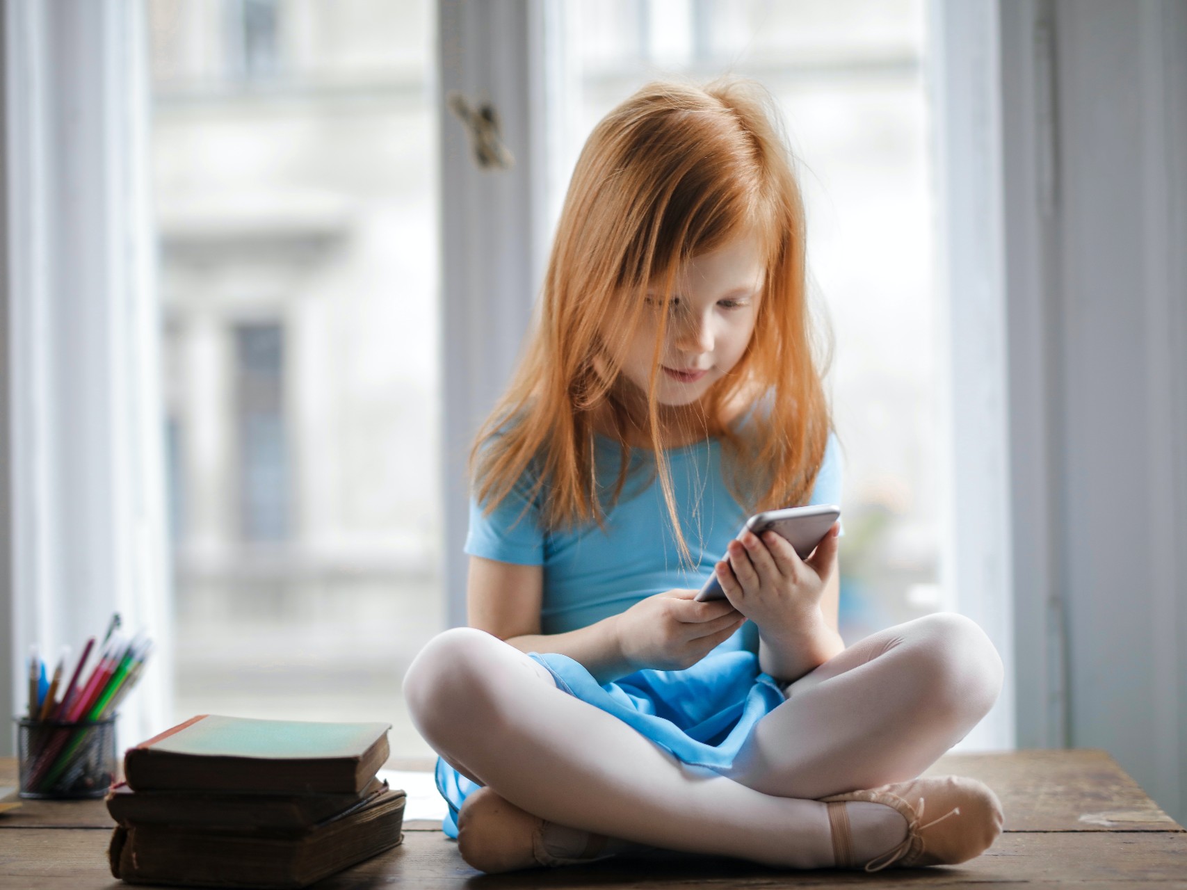 Niña con un móvil (Foto: Pexels)
