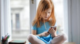 Niña con un móvil (Foto: Pexels)