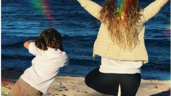 Paulina Rubio practica yoga en el mar