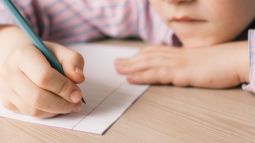 1.	Escribir una carta a sus familiares y amigos