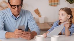 ¿Cómo desengancharse del móvil cuando estés con tus hijos?