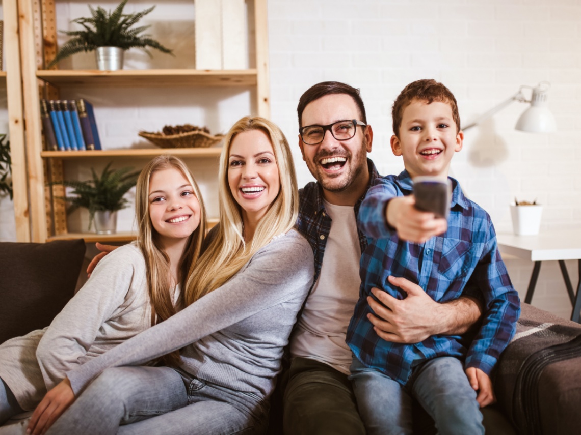 Familia viendo la tele juntos