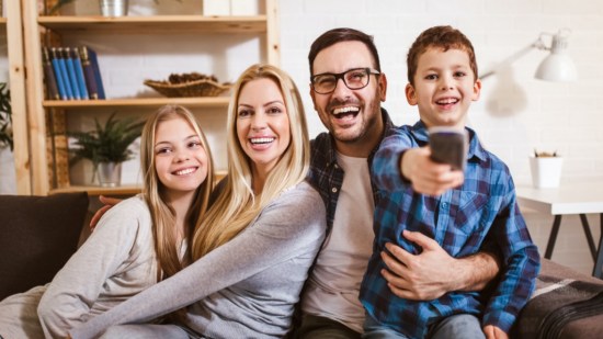 Familia viendo la tele juntos