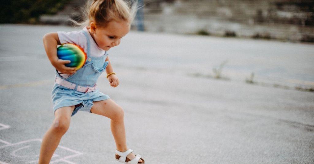 Juegos al aire libre para que los niños se diviertan y se muevan