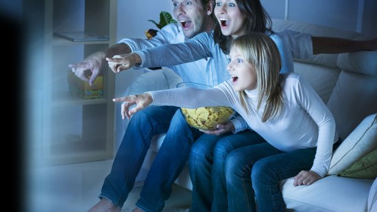 familia viendo una película