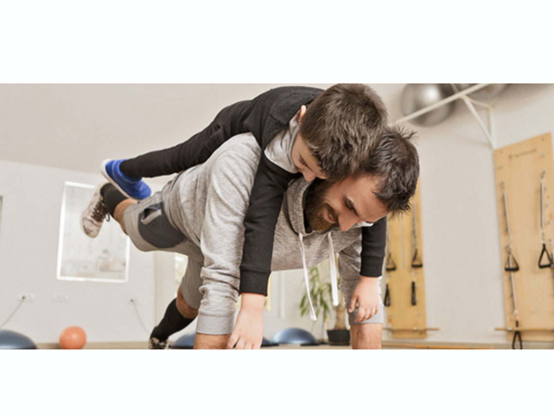 padre e hijo haciendo ejercicio
