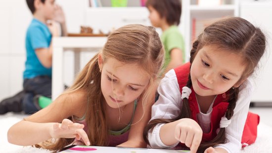 niñas jugando tablet