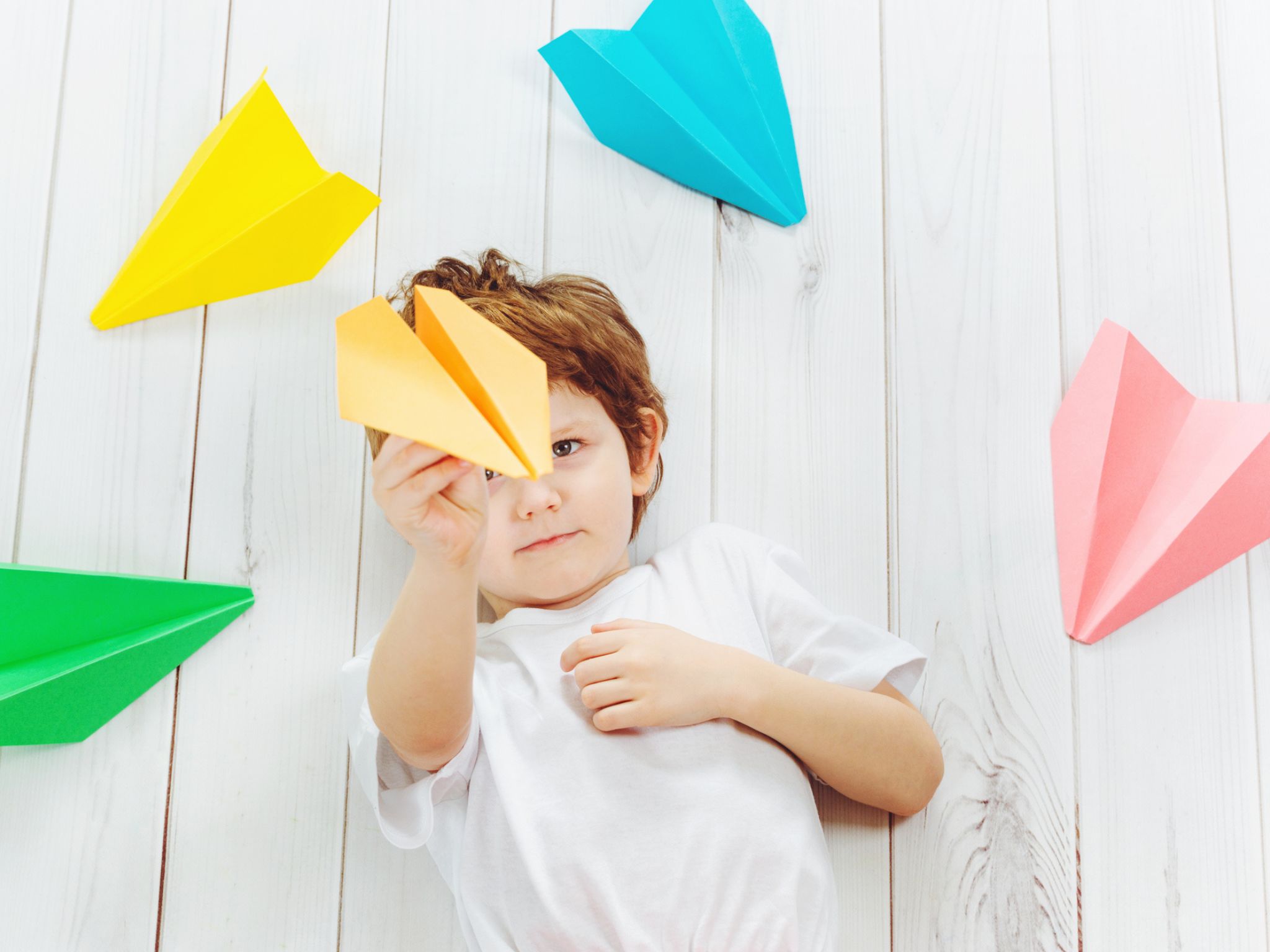 Ideas para hacer aviones de papel que vuelan mucho con niños